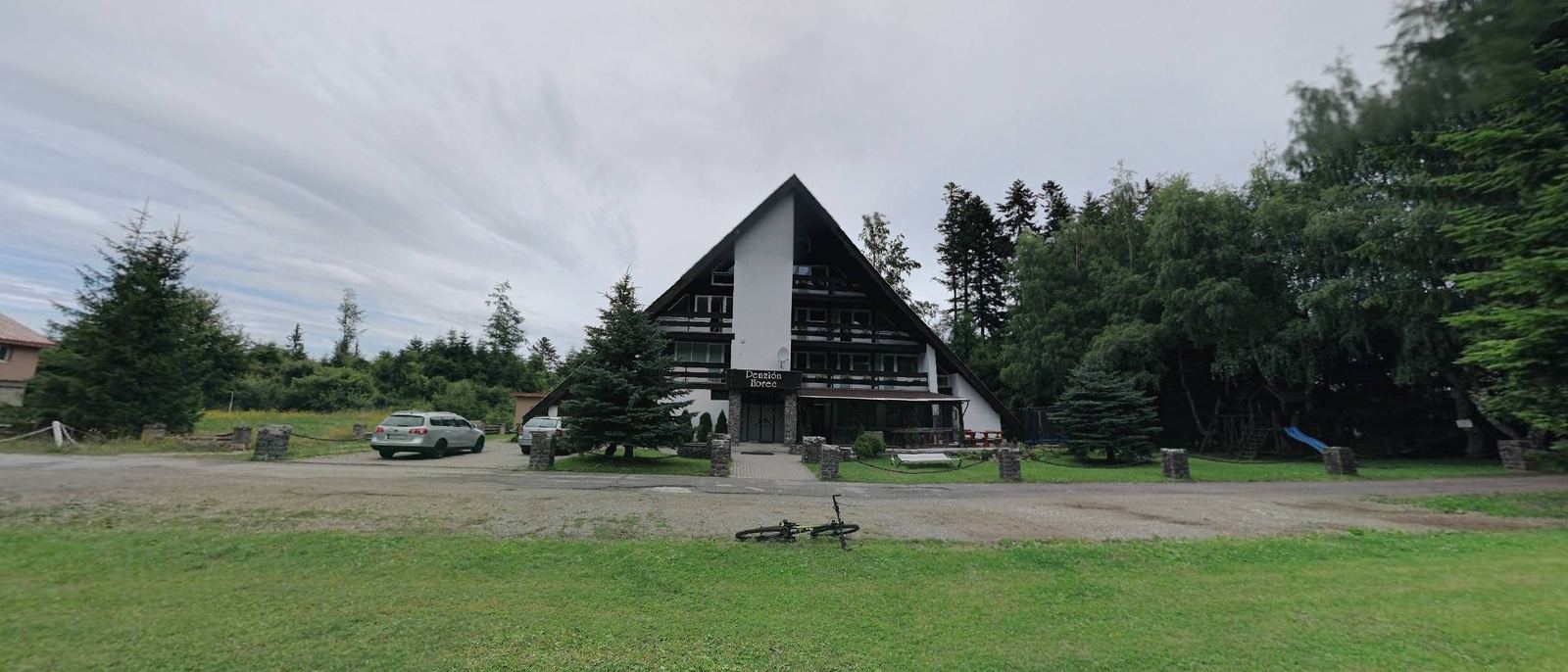 Panoráma 360° z lúky pred penziónom.